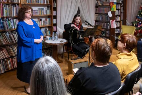 Zdjęcie przedstawia koncert polskich i ukraińskich kolęd w Powiatowej i Miejskiej Bibliotece Publicznej w styczniu 2023